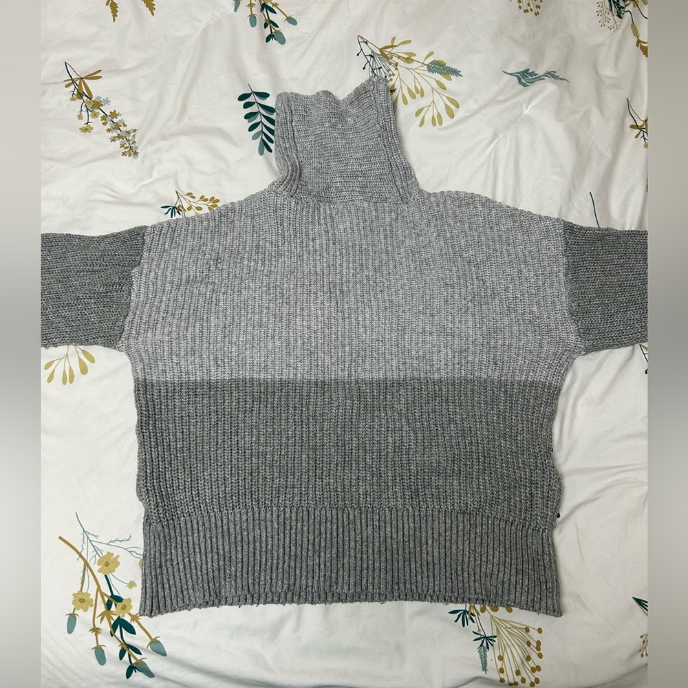 American Eagle two tone grey turtleneck - Picture 2 of 9